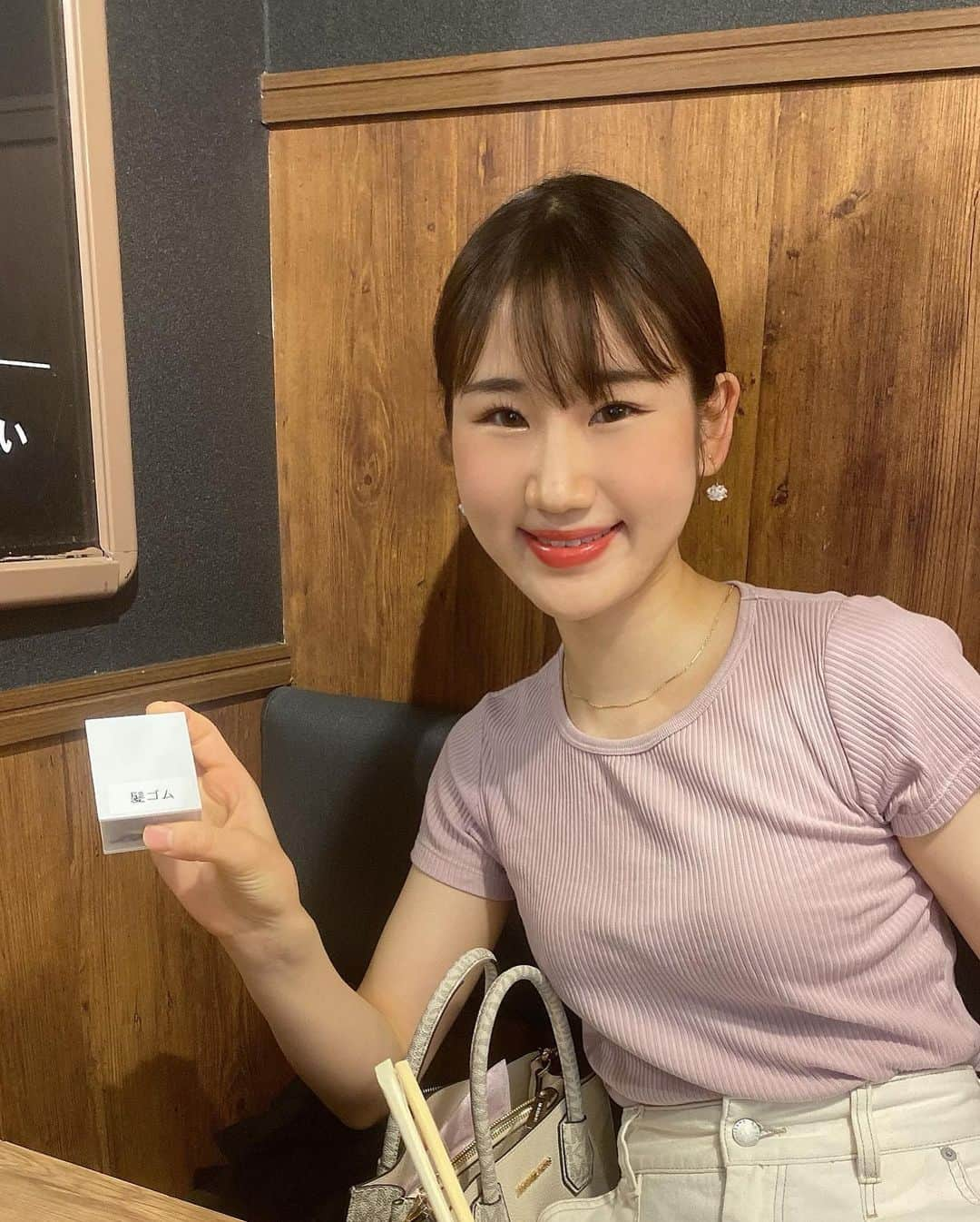 横山天音さんのインスタグラム写真 - (横山天音Instagram)「代々木で美味しいラーメン屋さんに出会ったよ🍜  味玉鯛塩らぁ麺！  とにかくスープがおいしかった！ 愛媛県の新鮮真鯛を贅沢に使ったおだし🤤✨  あっさりラーメンが好きな方には特におすすめ🫶 スープ全部飲んでも521キロカロリー！✨  髪ゴムが置いてあるおもてなしも、すごくよかったです🎀  代々木駅北口の目の前にあるから、 ぜひ行ってみてね🐟🍜✨  PR @ramen_toka #鯛塩ラーメン #灯花 #鯛塩そば灯花 #代々木駅ラーメン #代々木ラーメン #代々木グルメ」5月30日 18時14分 - amagon5546