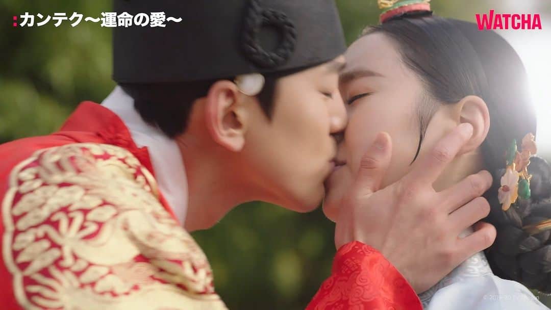 のインスタグラム：「ロマンス時代劇を見る時に役に立つ知識①  王様のキスシーンは見てはいけないので、すぐ顔をそむけたりします👀王妃様の後ろに注目（笑）  チンセヨンさん × キムミンギュさん主演の宮廷ロマンス『カンテク～運命の愛～』はWATCHAで配信中❗️  #WATCHAで配信中 #WATCHAおすすめ #韓国俳優 #韓国女優 #韓国俳優さん #韓国ドラマおすすめ #韓国ドラマ #韓国ドラマ好きな人と繋がりたい #韓国ドラマ好き #韓国ドラマ好き #韓国ドラマ好きと繋がりたい #韓国ドラマ中毒 #韓ドラ大好き #韓ドラ好きな人と繋がりたい #韓国ドラマ好きな人と繋がりたい #カンテク運命の愛 #カンテク #간택여인들의 전쟁 #간택 #キムジョンミン #チンセヨン #キムミンギュ #トサンウ #イヨルム #イファギョム #イシオン」