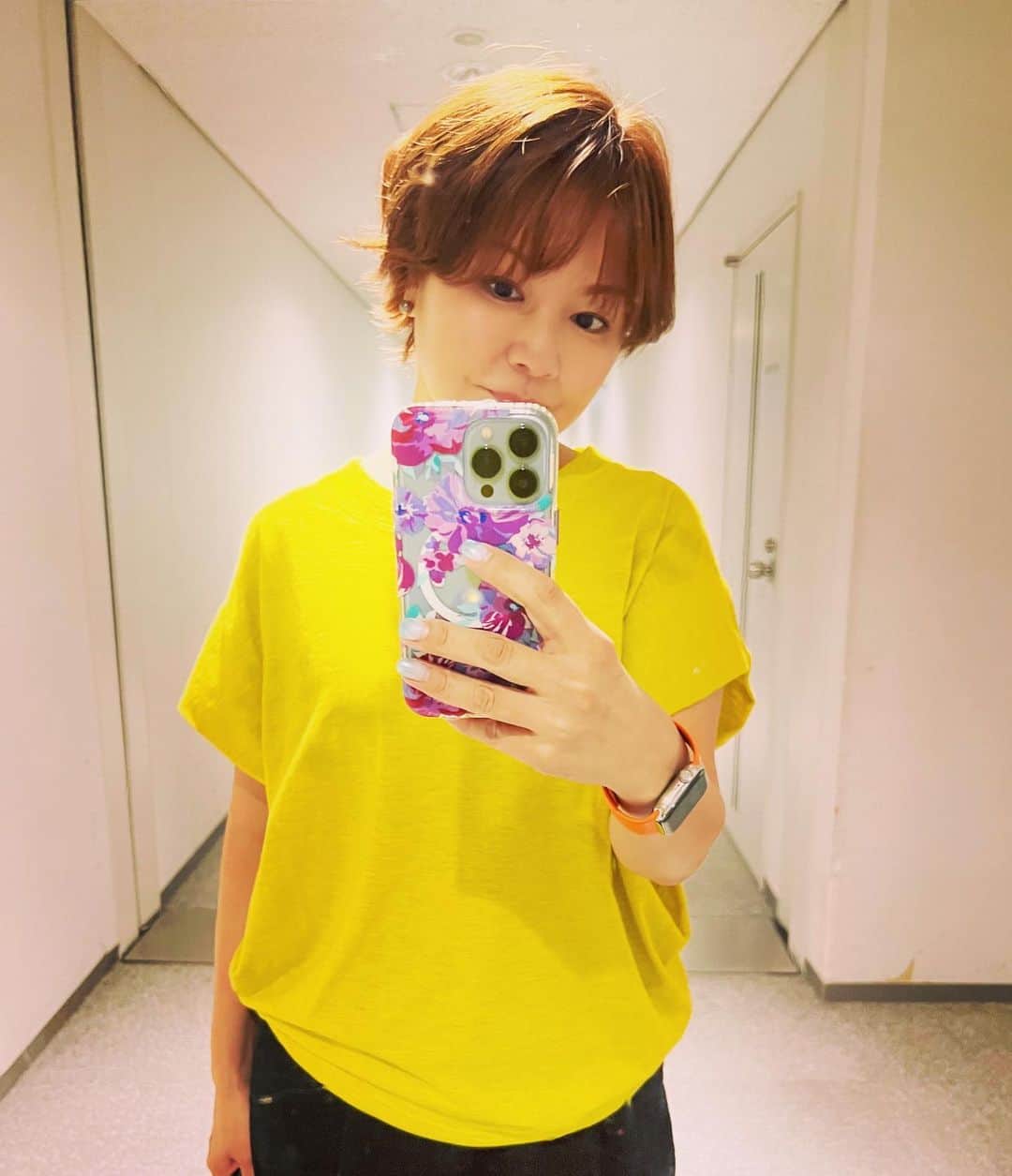 中澤裕子のインスタグラム：「⭐︎⭐︎  今日は火曜日。 朝は ももち浜ストアの生放送でした。  長らく通わせてもらっている TNCさん。 今日も廊下でいつも通りに会えそうな気がして。 いつもと同じようで同じじゃない。 でも、 笑顔で元気でいよう。 だから、黄色着ました。 柔らか生地に癒されます。  そんな今日のはなし。  #ももち浜ストア #火曜日 #生放送 #ありがとうございました」