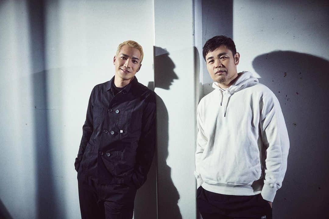 月刊EXILEのインスタグラム：「EXILE TRIBE MAGAZINEにて、6月2日(金)より放送開始のドラマW-30『ドロップ』で監督・脚本を手がける品川ヒロシ氏とヒデ役で出演するSWAYの対談が実現✨ 今作の魅力や撮影時の裏話、さらに学生時代のエピソードなどについても語ってもらいました📸  #EXILETRIBEMAGAZINE #品川ヒロシ #SWAY #ドロップ  ※記事は会員登録なしでもご覧いただけます。」