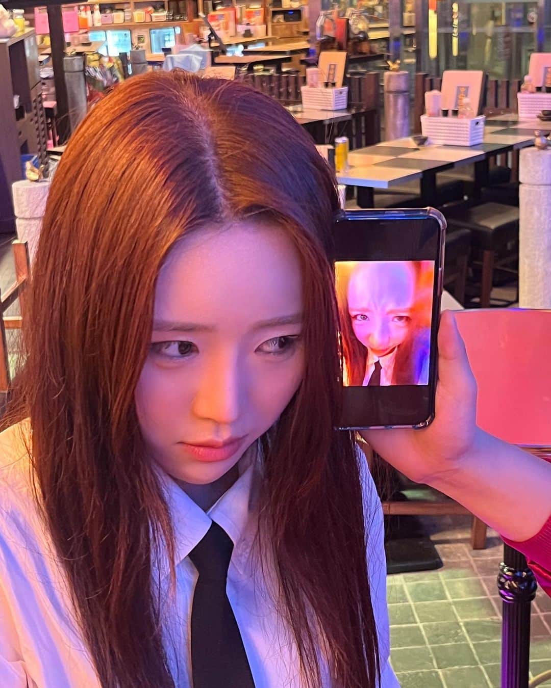 ジユルのインスタグラム：「사진을 계속 이렇게 찍어주는 친구가 있는데 어떻게 받아들여야 할까요 #싸우자는건가」
