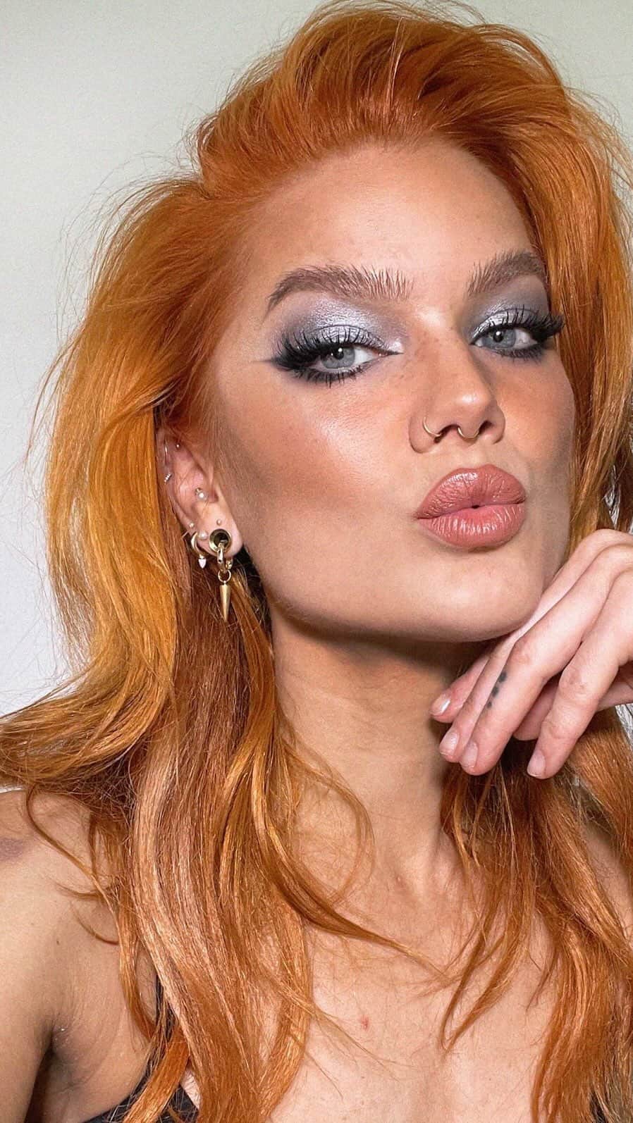 Linda Hallbergのインスタグラム：「Reklam för @lhcosmetics Doing my makeup for the launch event of Aim Higher. I love how silver and cool tones are back! How do you feel about it? Are you as obsessed as I am with the palette btw? 😍」