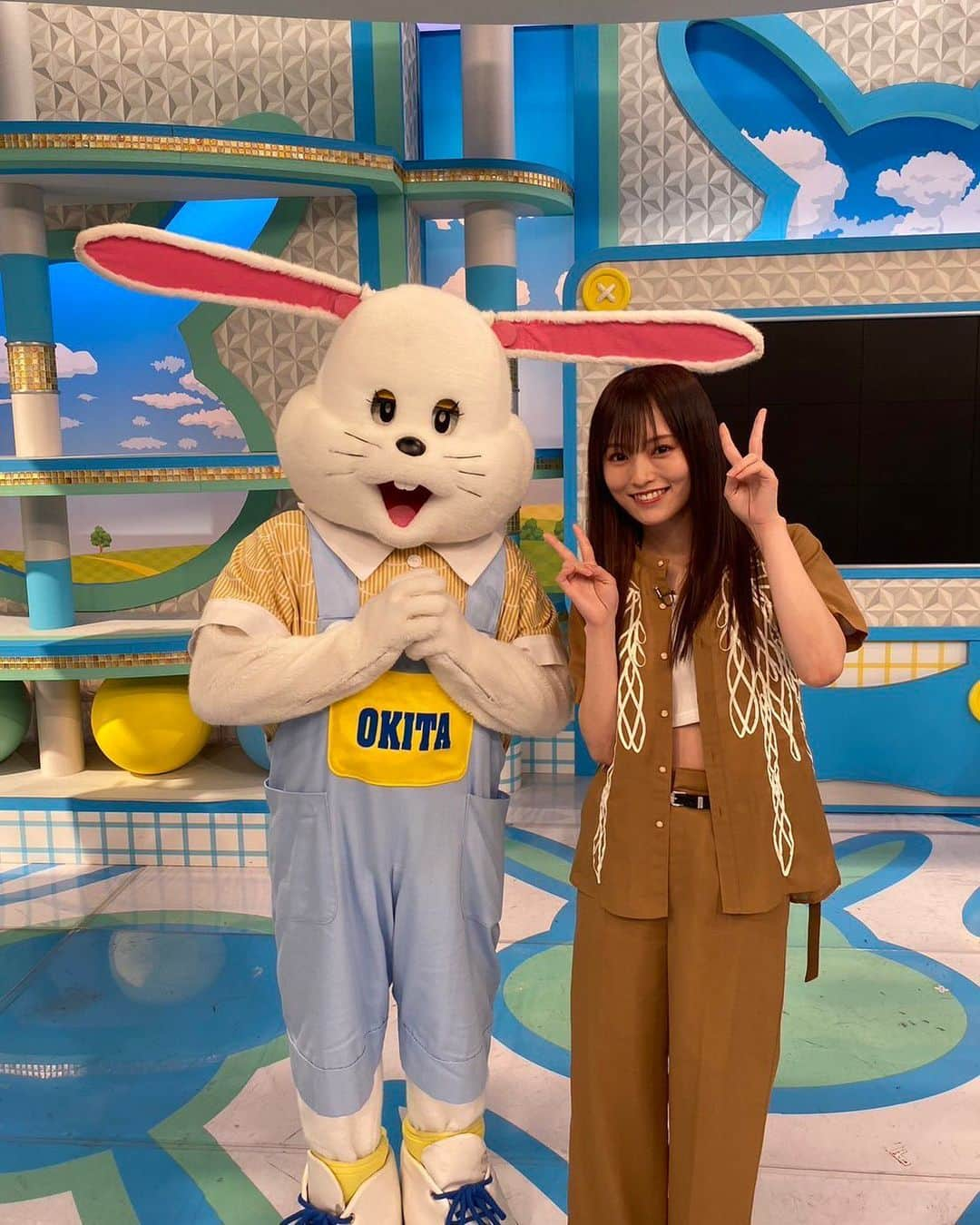 柏木作夢さんのインスタグラム写真 - (柏木作夢Instagram)「先日のKTV「おは朝」での彩さん  新鮮なカラーのセットアップもお手のものでした🤝✨  すっかりお腹出し定着😂🙌  #山本彩 san #さや姉 san #おは朝 #ゲスト #大阪 #KTV #サムズポイント #スタイリスト #samukashiwagi #柏木作夢」5月30日 18時28分 - samukashiwagi