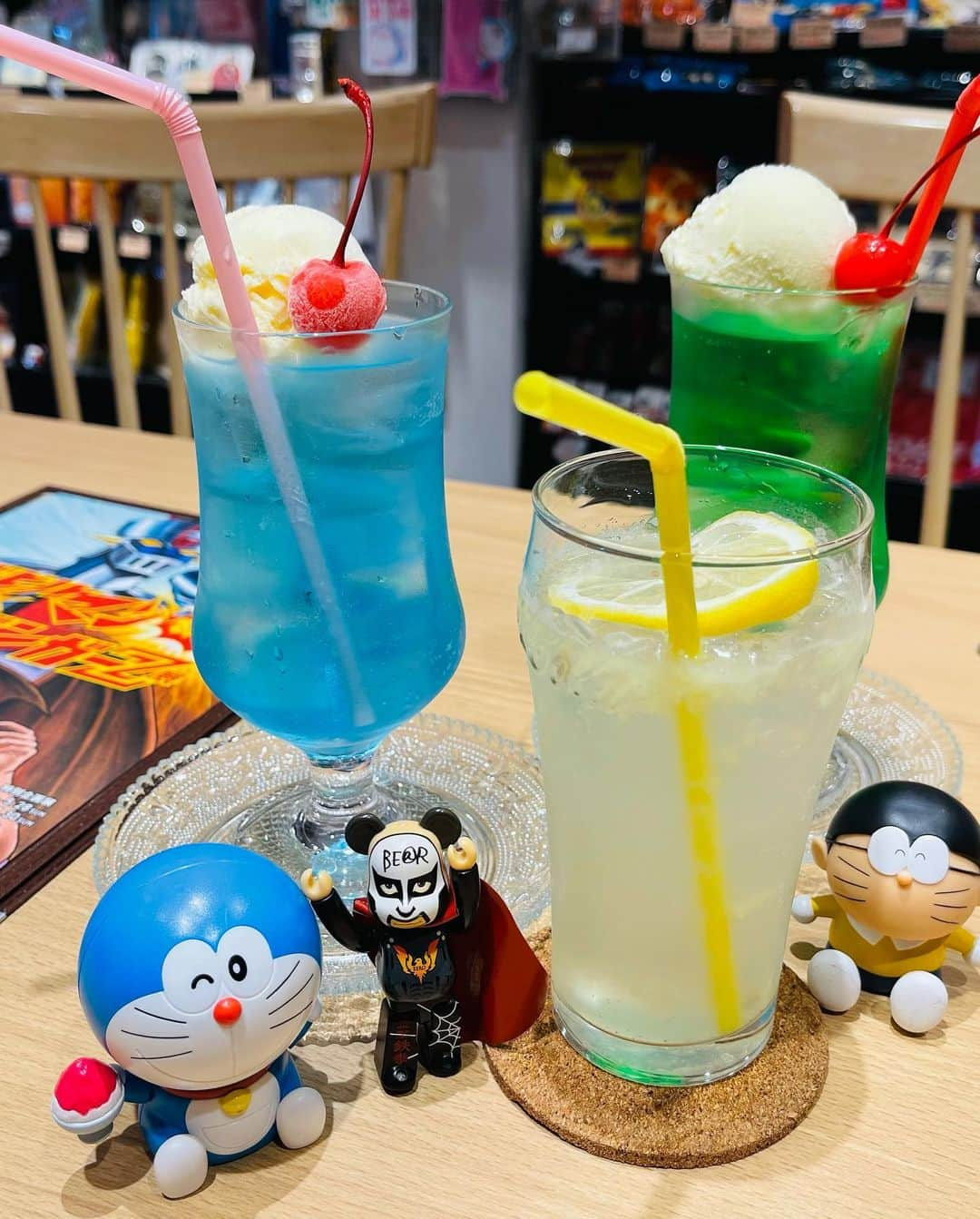 鉄拳のインスタグラム：「久しぶりにクリームソーダを飲みました♫🍹  懐かしい味で美味しかった〜！  僕はブルーハワイを飲みましたが、ブルーハワイってそもそも何の味なんでしょう？☺️  #鉄拳　#クリームソーダ　#懐かしの味　#ブルーハワイ　#トキワ荘　#デビルマンの原画を見てきました　#永井豪先生　#マジンガーz #喫茶店も　#レモンスカッシュも美味しい　#皆さんの好きな味はなんですか？」