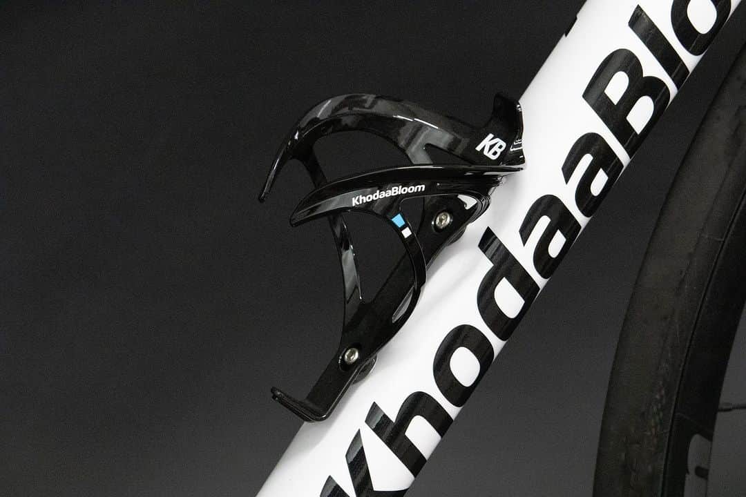 KhodaaBloomのインスタグラム：「KhodaaBloomオリジナルボトルケージに新モデルが登場します。  重量30gと従来モデルよりさらに軽く、よりしなやかになってボトルを出し入れしやすくなりました。  KhodaaBloomディーラーより順次お買い求めいただけます。  #KhodaaBloom #ロードバイク #コーダーブルーム #あなたのための日本ブランド #道は走り尽くしたか」