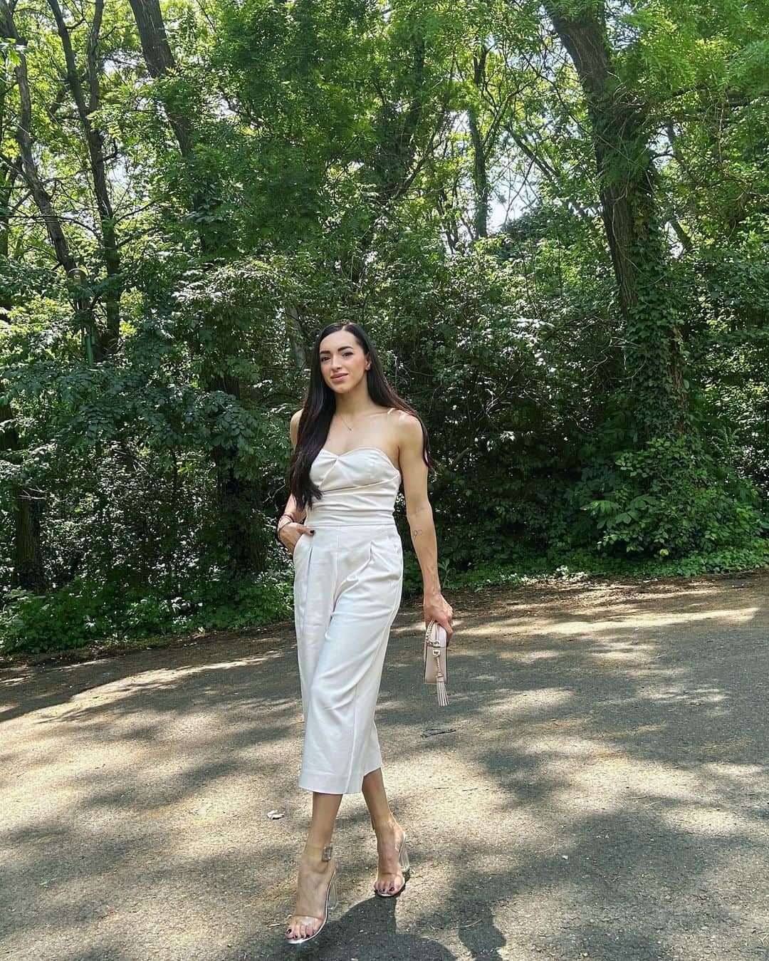 ラリサ・ヨルダケさんのインスタグラム写真 - (ラリサ・ヨルダケInstagram)「Putin roz🩷」5月30日 18時30分 - larisa_iordache