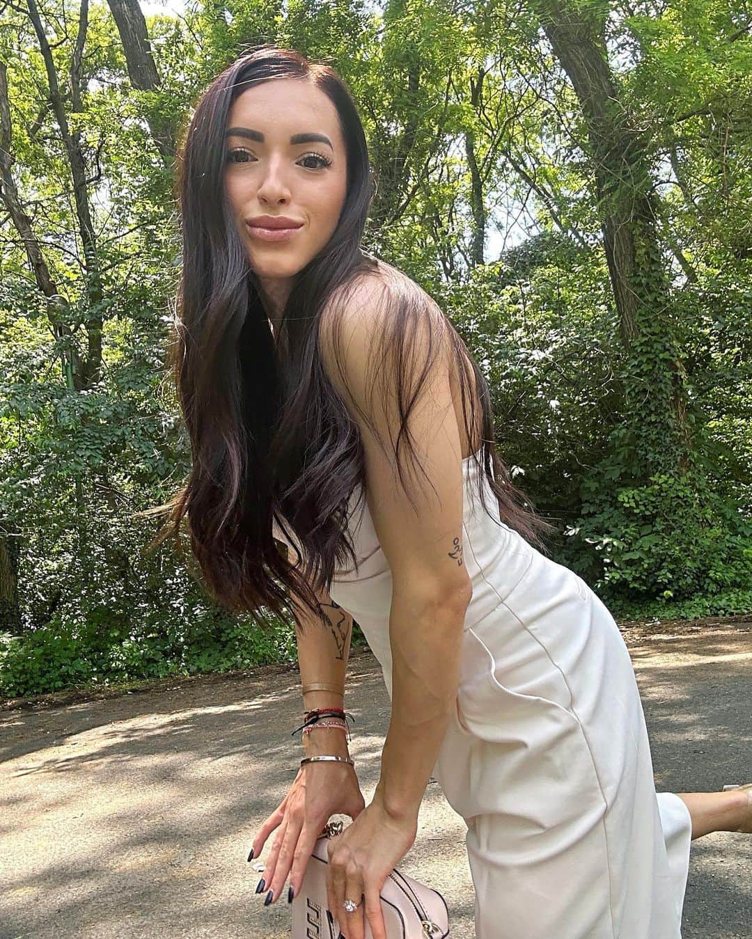 ラリサ・ヨルダケさんのインスタグラム写真 - (ラリサ・ヨルダケInstagram)「Putin roz🩷」5月30日 18時30分 - larisa_iordache