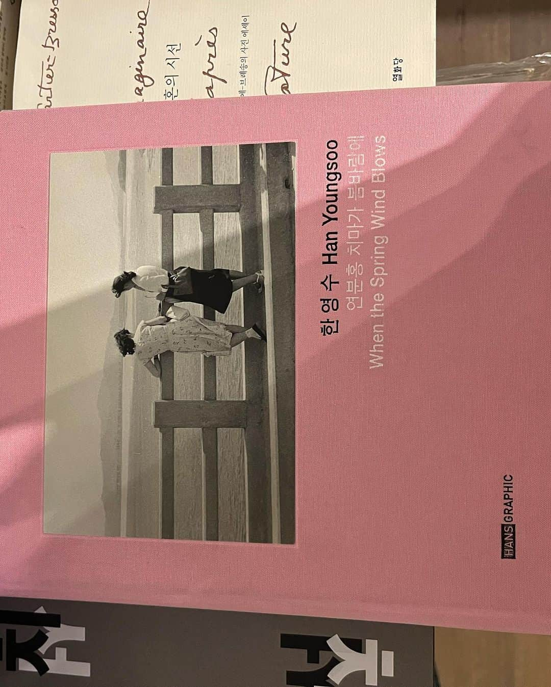 イ・ハウンさんのインスタグラム写真 - (イ・ハウンInstagram)「시간이 지나며 날 무아지경에 도달하게 하는 것들을 많이 잃어버렸지만 그래도 꾸준하게 자릴 지키고 있는 ‘사진집 보기‘」5月30日 18時31分 - lhaeun96