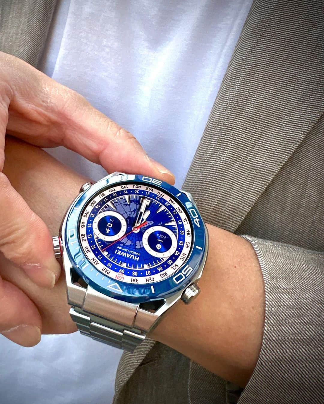 坂東工さんのインスタグラム写真 - (坂東工Instagram)「できる大人は、身に付けているものにも現れますよね。 特に大人の時計は、腕元の色気を表してくれるとっても大事なものだと思います。  今日身につけている 「HUAWEI WATCH Ultimate(ファーウェイ ウォッチ アルティメット)」は、 高級腕時計にも使われているリキッドメタルなど プレミアムな素材が使われているスマートウォッチ。  見た目のかっこよさだけではなく、 2週間もバッテリーが持つから、充電切れの心配も少なくて実用的。 ワークアウトや、心拍数やストレス、睡眠などのスコアリングもできて、一回使うと手放しづらいですね。  水深100mの防水機能付きだから、日常はもとよりダイビングの時でも使えちゃう、機能面もプレミアム。  実用性も充実した特別な時計は大人に相応しい相棒です。  僕もついつい見惚れてしまって、 時計を見ているのに時間を忘れそう。  #HUAWEI  #huaweiwatchultimate  #PR」5月30日 18時31分 - takumimoriyabando