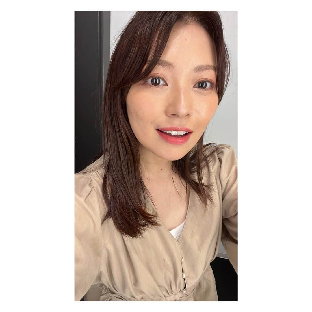 大久保涼香のインスタグラム：「* * * 先日のメイクは赤いリップでした💄 普段塗らないから新鮮。  ⁡ すっきりしないお天気だなぁ って思っていたら きょうは日差しも☀️  関東も そろそろ梅雨入りしちゃうのかな⁉︎ ******************************** #qvcjapan #navigator  #hairmake #redlips #announcer #qvcジャパン #ナビゲーター #お仕事メイク #赤リップ #フリーアナウンサー」