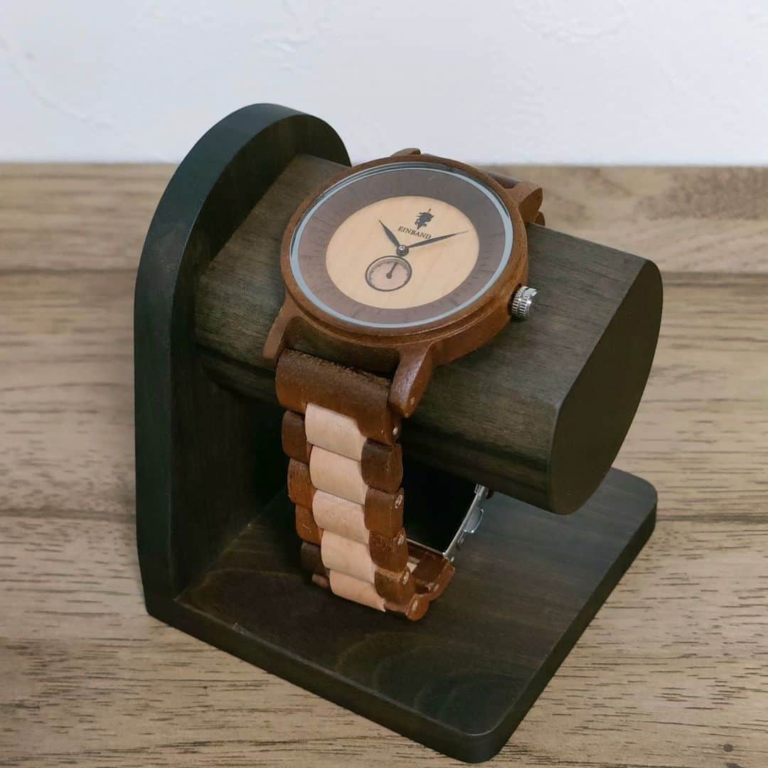 EINBAND -アインバンド-さんのインスタグラム写真 - (EINBAND -アインバンド-Instagram)「本日よりアップルウォッチ用木製スタンドを公式オンラインショップより販売しております！  Apple Watchの充電をしながら飾れるスタンドとなりますのでインテリアとしてもオススメです😊✨  ちなみに現在お持ちの腕時計スタンドとしてもご使用いただけます⌚✨  #EINBAND #木製腕時計」5月30日 18時33分 - einband_woodwatch