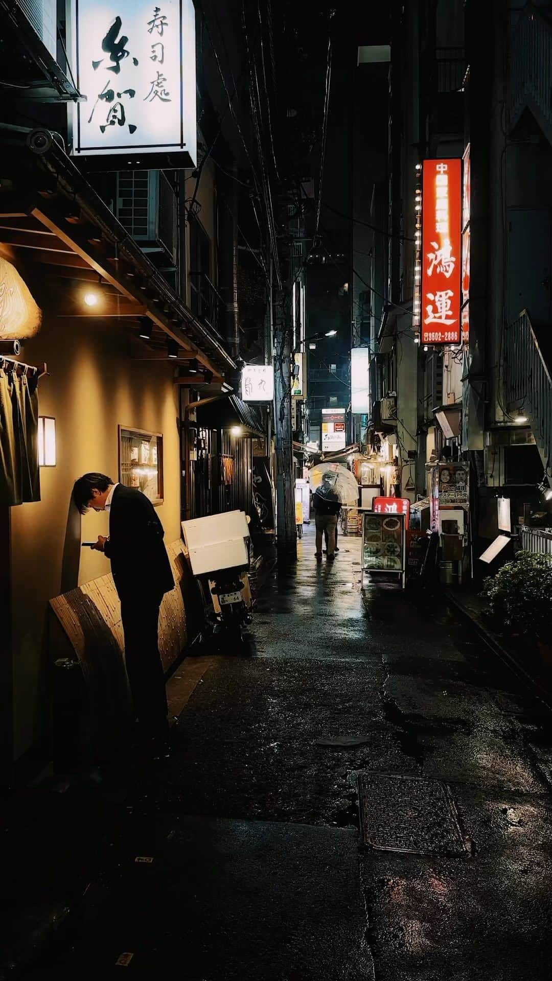 Kaiのインスタグラム：「Salaryman life   You will see many people usually wearing dark business suits in Tokyo, they are called “Salaryman” simply meaning people who works for a company. They are often seem as a symbol of Japanese economy and city-centric life. Many of these people commute to work in a fully packed train, and work until late at night, followed by “Nomikai” - dinner/drinking sesh with colleague or client.   #tokyo #japan #salaryman」