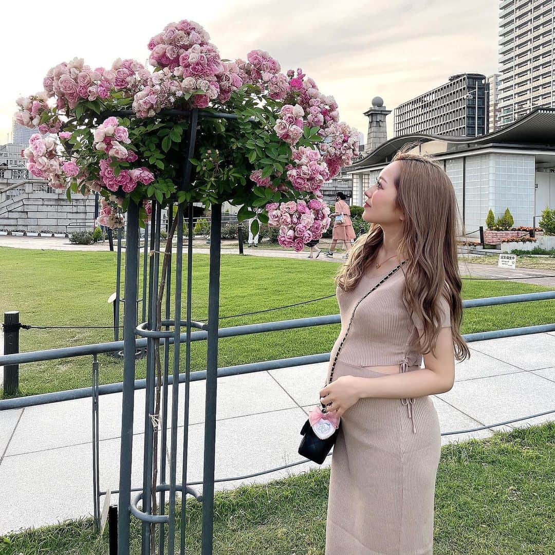 SUZUのインスタグラム：「❤︎  急遽バラ園行く事になったから もっとバラ園らしいコーデで行きたかったけど キレイなバラ見ながらお散歩癒された🌹  また来年も行きたいなぁ♡♡ お腹出すぎてるね👶🏼笑  #中之島バラ園#バラ園#中之島 #マタニティコーデ #マタニティライフ #妊娠中期 #マタニティフォト  #マタニティ記録 #妊娠中期 #妊娠中  #姉妹ママ #ママコーデ #ママファッション  #ママライフ #女の子ママ」