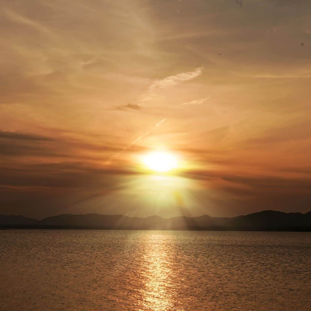 星野リゾート 界の若者旅さんのインスタグラム写真 - (星野リゾート 界の若者旅Instagram)「「天使の梯子」とは、薄明光線と呼ばれる気象現象のことです。雲の切れ間から光が漏れ、無数の光の柱が放射状に地上に降り注いで見える情景は、神秘的な美しさを感じさせてくれます。島根県の有名な夕日スポットである宍道湖でも度々見られるこの現象は、雲の多い島根ならではの原風景とも言えます。 界 玉造のご当地部屋では、「天使の梯子」をイメージした地元の藍染紺屋の作品を設えています。界 玉造での滞在で、島根の魅力を発見してみてはいかがですか。  In Shimane Prefecture, a meteorological phenomenon known as twilight rays can be seen. Light leaks through the gaps in the clouds, and countless pillars of light radiate down to the ground, giving the scene a mysterious beauty. This phenomenon, which can often be seen at Lake Shinji, a famous sunset spot in Shimane Prefecture, is a unique scene unique to Shimane, where there are many clouds. The local rooms at KAI Tamatsukuri are decorated with artwork by a local indigo dyer inspired by this scenery.  Why not discover the charm of Shimane during your stay at KAI Tamatsukuri?  #星野リゾート #界 #界長門 #山口 #長門 #長門湯本温泉 #温泉 #温泉旅館 #温泉旅行 #天使の梯子 #薄明光線 #光芒 #レンブラント光線 #宍道湖 #ご当地部屋 #藍染 #藍染紺屋 #天野紺屋 #hoshinoresorts  #kai #kainagato #Japantravel #hotsprings #onsen #ryokan」5月30日 18時36分 - hoshinoresorts.kai