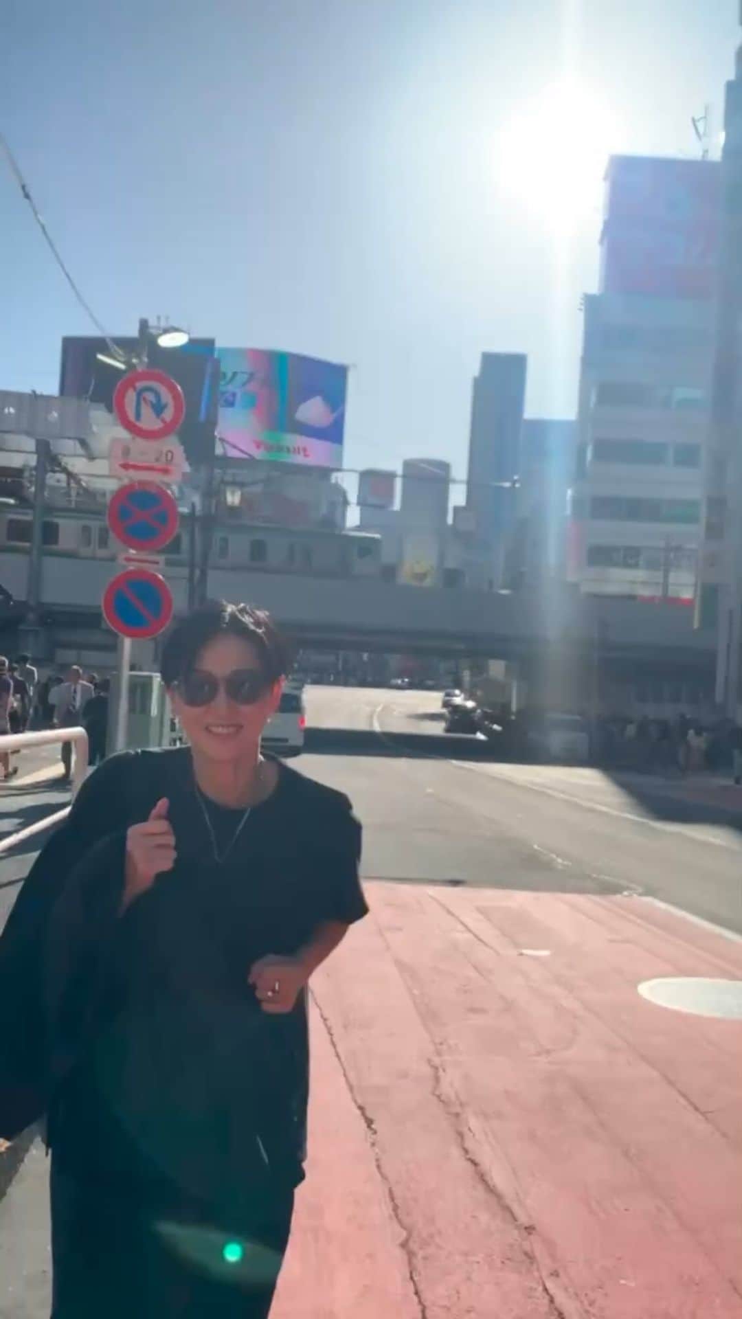 PELIのインスタグラム：「今年のアヤコお誕生日はジャンポール・ゴルチエの舞台、FASHION FREAK SHOWへ🧸 ピエール・エ・ジルなドリーミーな世界や、ロンドンパンクなど、私が10代の頃憧れてたゴルチエの大好きな要素が次々と展開されて、静かにしっかり号泣👤可愛いすぎるものを見たら自分は泣いちゃうんだ、、と不思議な気持ちになった。 そしてこの日の特別出演は美弥るりかさん! @rurika_miya_official かわいかったー😍💘 ファッションへのキラキラした気持ちをバシバシと思い出させてくれた作品でした。 次の月組オーブ公演のポスターもあがった❤️‍🔥  その後は伊勢海老とお蕎麦食べて私も楽しいお誕生日になりました。 あやこちゃんには美味しいご飯と私のお世話？してくれていつもありがとうございます🙏❤️お誕生日おめでとうー！  #JeanPaulGAULTIER  #FASHIONFREAKSHOW」