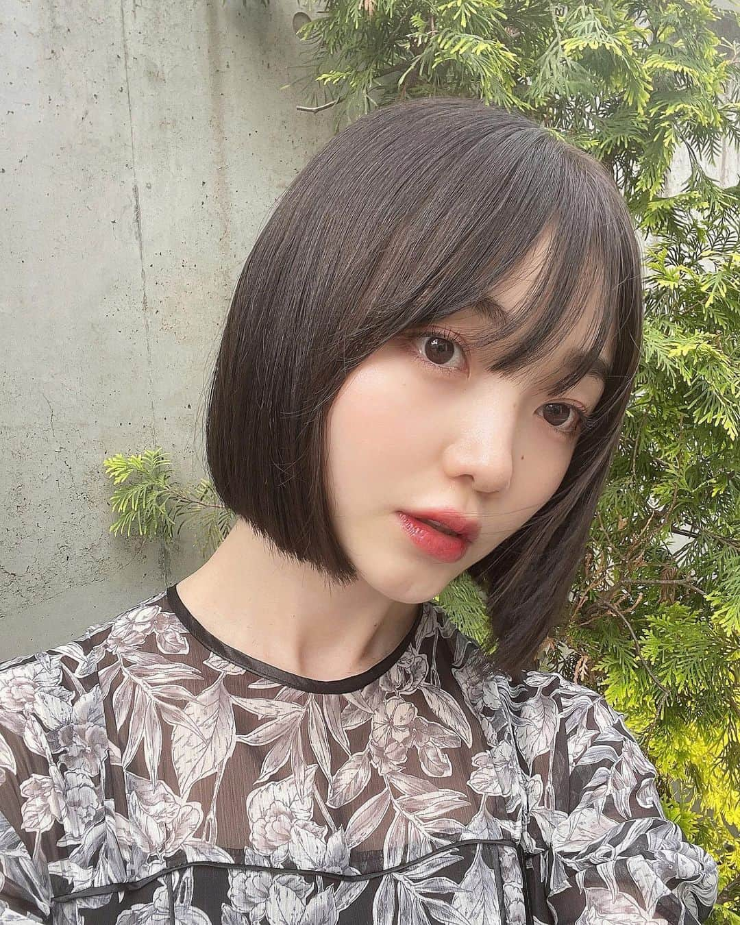 松岡里英さんのインスタグラム写真 - (松岡里英Instagram)「・ 私史上1番短い、 そして久しぶりのカラーで ちょっと気分変えてみました🩵  @hideto_momota   今回もいつもめちゃくちゃ 可愛くしてくれる桃田さん🤭  #ショートヘア #ぷつっとカット  #ぷつっとボブ  #韓国ボブ」5月30日 18時41分 - matuoka0519