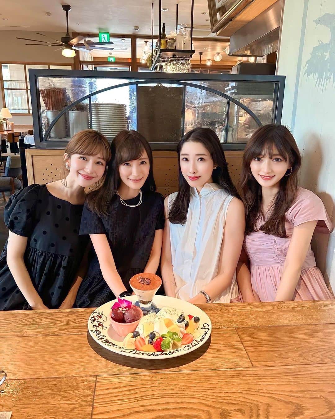 加藤瑠美のインスタグラム：「@heavenly_jp で朝活🥞🌺 大好きな皆様に朝から会えるなんて なんて幸せな1日の始まりなの🥹☀️ 楽しくて面白くて、一瞬で時間が過ぎてしまった💨 帰宅後の家事もいつもより楽しみながらできたよ😆🧹🧺 Her lip toのワンピもようやく着られた💕 幸せいっぱいの毎日を過ごさせてくれて、 夫や母や子どもたちに感謝…🫶  dress @herlipto #herlipto  bag @loewe #loewe  sandals @jillstuart.jp #jillstuart  #heavenlyislandlifestyle #daikanyama #朝活 #東京ママ」