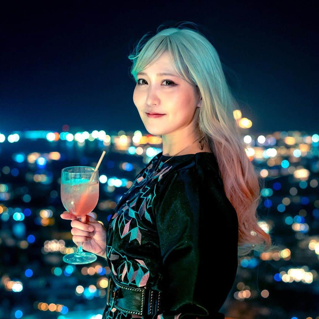 せきぐちあいみのインスタグラム：「at Aura Sky Pool Dubai Thank you for so great party. @spaace_io @artsdao   Amazing photo by @kitsunetsuki.jp   #dubai #dubainight #auraskypool #nightview #dubainightview #portrait #photography #portraitphotography」