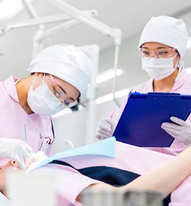 新大阪歯科衛生士専門学校【公式】のインスタグラム：「新大阪の授業・実習🦷🪥  実習を中心とした 幅広いカリキュラムで レベルの高いオーラルケアの プロを目指します✊  また1年次から学内での相互実習や、 姉妹校の新大阪歯科技工士専門学校との 合同実習を実施。 医療人として知識や技術はもちろん、 人間力を高めるための指導も行います📚」