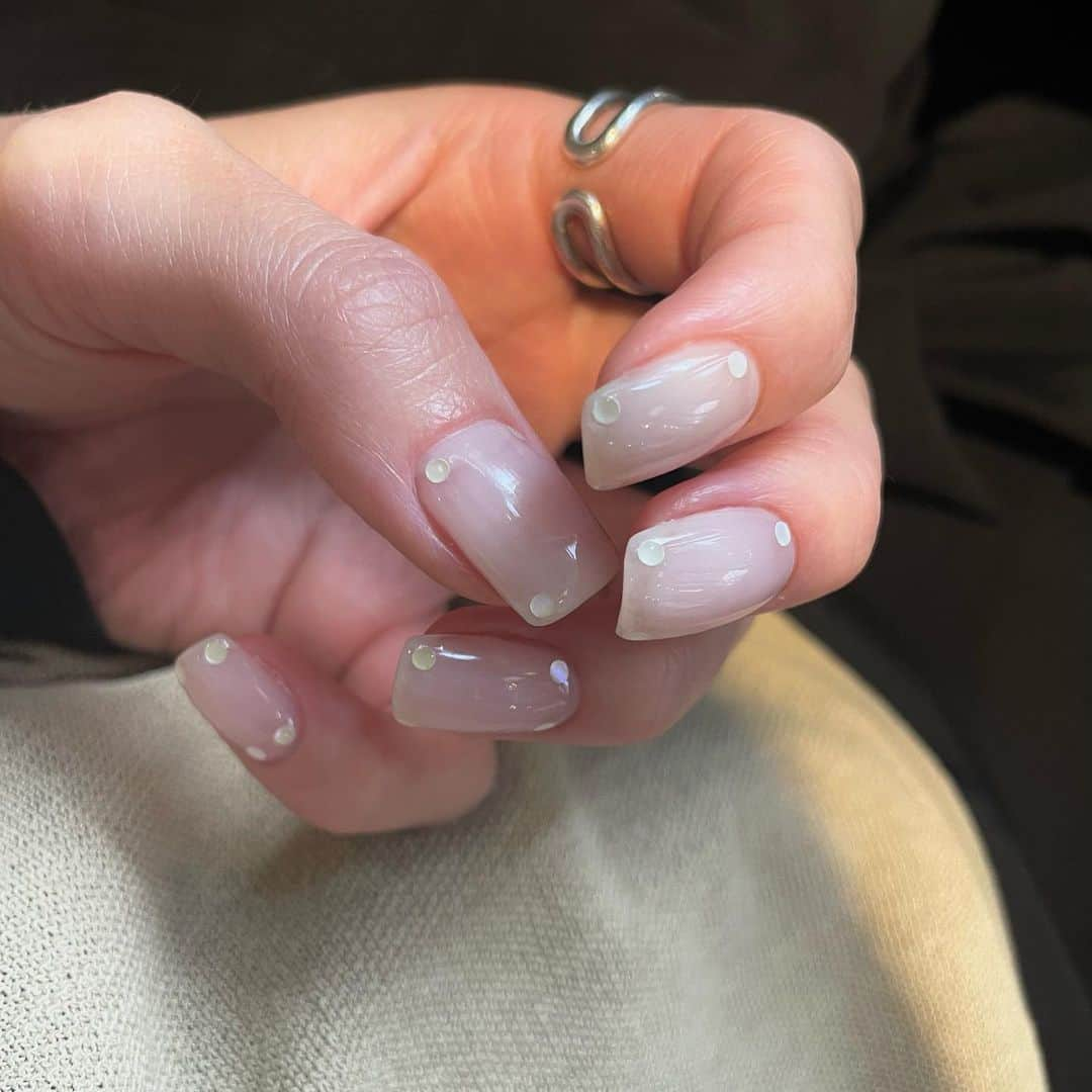 山﨑さおりさんのインスタグラム写真 - (山﨑さおりInstagram)「◻︎⚪︎nail🪞by @_coma.nail  いっっっつも喋りすぎてほんまゴメンネ🫣  #muu_nail」5月30日 18時54分 - saori_emunjewelry