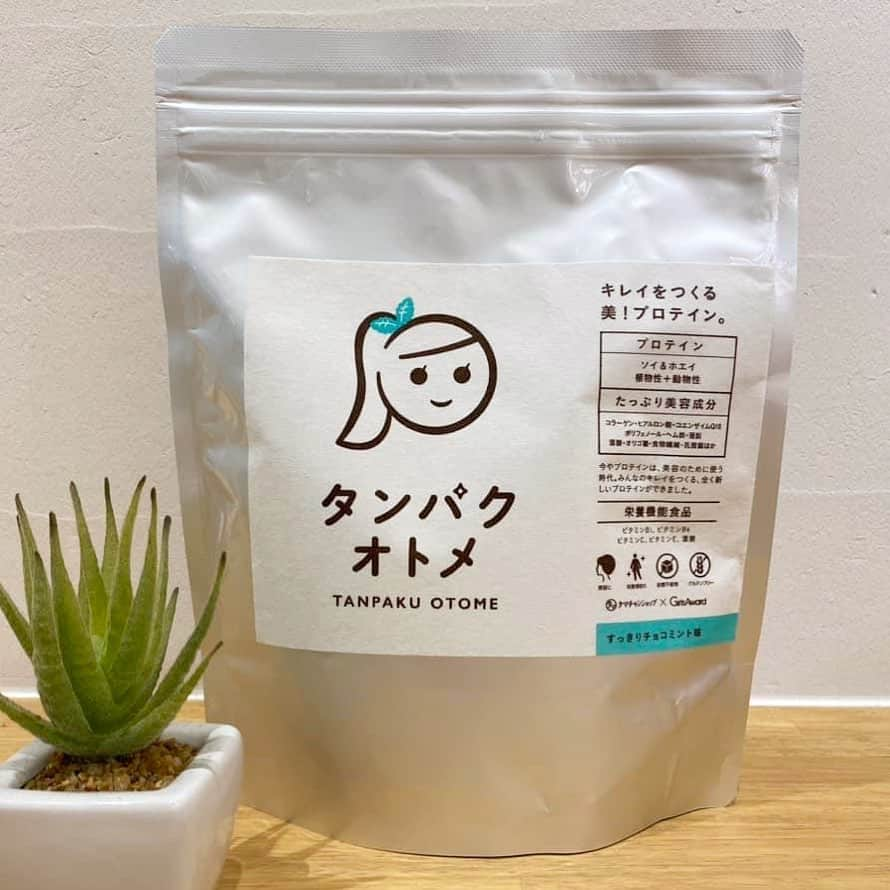 タマチャンショップ都城本店のインスタグラム：「\タンパクオトメ/ 夏季限定  チョコミント味🌱  タマチャンショップ本店では、 只今タンパクオトメ“チョコミント” 限定フレーバー販売しております！  チョコミントの風味でさっぱりとした 爽やかな味わい…爽快感抜群です‼️  タンパクオトメは、動物性、植物性の タンパク質が含まれており、 髪や爪を美しく保つ大切な役割を 持っています☝️さらに…✨️ 25種類の美容成分が配合されているので キレイづくりのサポートもしてくれます😊  ※低カロリー＆お砂糖不使用なので、毎日 続けられるプロテインです！  お子様からお年寄りの方まで、是非お試し頂きたい商品です！ ご試飲もできますので気になる方はスタッフまで お声かけください🙇🏻‍♀️  タンパクオトメ『チョコミント』🌱を 飲んで……夏に向けてもっと素敵な自分に なりませんか？  只今お得なセットも販売しております♪  タマチャンショップ都城本店で お待ちしております🤗  ──────────────────  お問い合わせはこちらから↓↓ タマチャンショップ都城本店 宮崎県都城市平江町48-10 営業時間  10:00～18:30 TEL  080-9281-6554 . .  ────────────────── #タマチャンショップ #タマチャンショップ都城本店 #都城カフェ #都城ランチ  #都城 #宮崎カフェ #宮崎ランチ #宮崎 #都城テイクアウト #タンパクオトメ  #プロテイン #美容専用プロテイン  #美活 #健康  #限定」