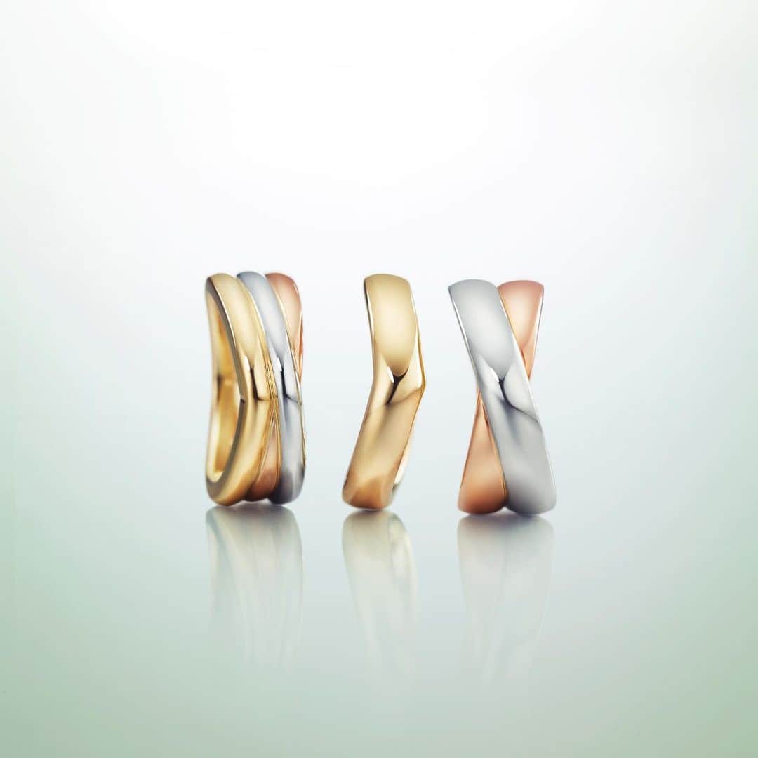のインスタグラム：「. 50ans Première escales New Collection  ブランドのイニシャル「V」と、代表作｢X｣のフォルムをデザインしたリングは創業50周年の記念モデル。 艶やかな地金の光沢と、着け心地にもこだわった仕上がりが魅力です。  #vendomeaoyama #ヴァンドーム青山 #ヴァンドーム青山50ans #ring #リング #指輪 #ゴールドジュエリー #ゴールドリング  #ゴールドアクセサリー  #jewelry #accessory  #ジュエリー好きな人と繋がりたい  #お守りジュエリー #記念日ジュエリー #アニバーサリージュエリー」