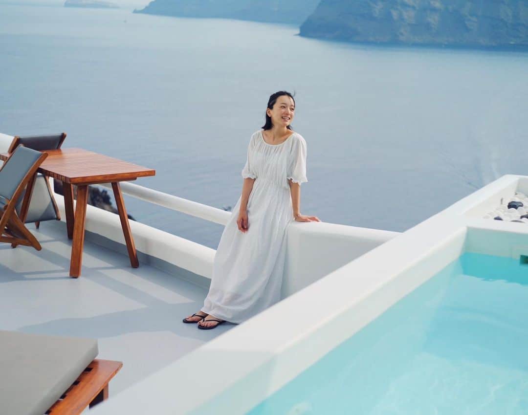 オブレクトのインスタグラム：「高山都さん @miyare38 のご旅行でも大活躍だった、コラボのシアーワンピース💛 好評発売中です✨  Miyako Takayama × oblekt  高山都さん @miyare38 とのコラボのワンピース🌿 大変ご好評いただきありがとうございます✨  春らしい軽やかな素材感と、カラーリングが◎ インナーには、独立したペチコートがついており、お手入れも簡単です！ この機会に是非！！  オーガニックコットンシアーワンピース （ペチコート付き🌿） Color.ブラック/ライム/ホワイト Price ¥19,800 （include tax ）  【ONでも OFFでも カジュアルにもフォーマルにも ゆるっともかっちりも。 色使い次第、着こなし次第で、両A面なアイテムを。 軽やかに、しなやかに、纏うを楽しむ、春がやってきます。】   詳しくはoblekt 公式オンラインストア（Re:Circulet リサーキュレット）をご覧ください🌿  +++++++++++++++++++  #miyakotakayama #高山都 #oblekt #オブレクト」