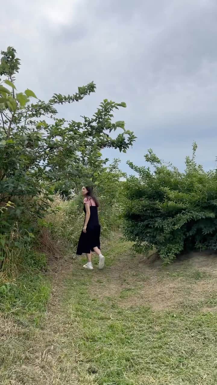 エモン・久瑠美のインスタグラム：「eknfootwear👟  レトロフューチャリズム" コンセプトのデザイン性で 徹底的にエシカルな素材とポルトガルの職人が 手作業で丁寧につくる卓越した ディテールとクオリティのシューズ❤️  私はDaisyをチョイス！ ビーガンモデルは すべて、PETA認証を取得していて リサイクル材料の使用や、カーボンオフセット、 グリーン電力の活用に努めている🌱  可愛くて地球にも環境にも人にも 優しいシューズを着用できるのは幸せ🌱🫶🏻  #ekn #エクン #eknpartner  #eknfootwear #pr  @eknfootwear @quorinest」
