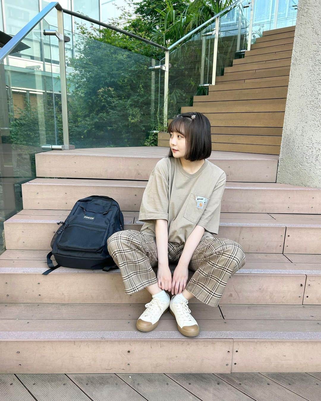 みさねのインスタグラム：「珍しくノーマルカメラですなんかクマすごくない？😭💦  ㅤ @cham.official_ で明日まで夏の福袋セールしてます！めちゃくちゃお得なので夏に向けて絶対ゲットしてください👶🏻🫶 ㅤ ㅤなつかしコーデしてみた✌︎ ㅤ Tシャツ @over__official  チェックパンツとリュック @cham.official_  くつ 無印良品  #tシャツコーデ #夏コーデ #古着コーデ #古着女子 #カーハート #ワントーンコーデ #チェックパンツ #ボーイッシュ女子 #メンズライク #ストリート系女子 #リュック女子 #ブラウンコーデ #無印良品」