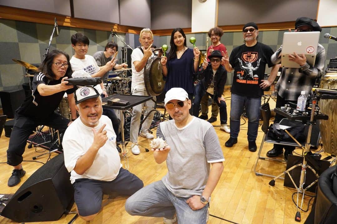 クレイジーケンバンド【公式】のインスタグラム：「本日はイベントのリハーサルでした！  6/3(土)は湘南ビーチFM 30周年スペシャルライブ in ZUSHI・ 6/11(日)はFinal GBGBがございますので、皆様のご参加お待ちしております！  そして毎度集合写真で一芸仕込んでいるお茶目なワカバさん...!!  by staff  #クレイジーケンバンド  #crazykenband  #横山剣  #河合わかば  #rehearsal」