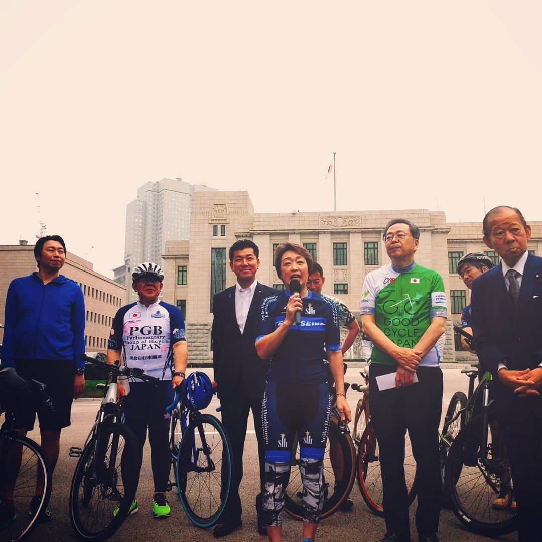 青山大人さんのインスタグラム写真 - (青山大人Instagram)「5/30 【りんりんロードが国政でも大活躍！　自転車活用推進議連総会】  皆様こんにちは。昨日は、国会議事堂敷地内で、#自転車活用推進議連 総会が行われました。青山は現在議連幹事、議連内のプロジェクトチームメンバーです。  コロナ前まで年１回、皇居一周🚴走行会を行っていましたが、久しぶりにイベントが復活しました。その雰囲気を皆様とシェアします🔥。5つめの動画から音が出ますのでご注意ください🚧  青山も #つくば霞ヶ浦りんりんロード の知名度向上に、茨城県議時代、そして国会議員として、引き続き大変貢献しています👍。  台湾の各都市からも、自転車ロードで注目の #土浦市 🚴。 いま、土浦市や #茨城県 には自転車活用推進の担当者も設けられ、精力的に活動展開されています😃✨。  議連総会では、斎藤国交大臣や橋本聖子参議からの挨拶に続いて、#土浦駅 ビルの#プレイアトレ 内の自転車屋さんの運営会社様からもご挨拶があり。  りんりんロード沿いの協力飲食店も、だいぶ増えてきました。#レンタサイクル で走ることもできますので、ぜひ天気の良い休日にお試しください。  地元応援！　しっかり取り組んでいます。  #石岡市　#つくば市　#かすみがうら市 #つくばみらい市　 #霞ヶ浦 #茨城観光 #りんりんロード　#茨城を走ろう 🚴🌿🌳🏞️」5月30日 18時53分 - aoyamayamato