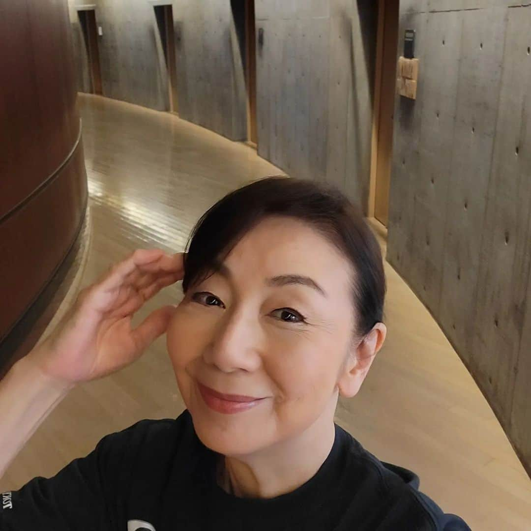 音無美紀子さんのインスタグラム写真 - (音無美紀子Instagram)「「風を打つ」まつもと市民劇場公演、２日目。 何年ぶりかな？まつもと市民芸術館、素晴らしい劇場！！ まずはストレッチ、そして、いつものようにラジオ体操第一と第二をしっかりやってウォーミングアップ👍 昨日の夜の部といい、今日の昼の部といい、笑って、泣いて、たくさんの拍手、ブラボーの声まで、、、本当に熱心にご観劇頂き、有り難かったです。 さあて、 次の公演地、長野市に向かいます。 日中は暑いけど、日が落ちるとひんやりするこの季節、 風邪ひかないようにしないとね。  #まつもと市民劇場 #まつもと市芸術館 #風を打つ #Dear Angelのガーゼ生地のロングシャツ」5月30日 18時57分 - mikikootonashi