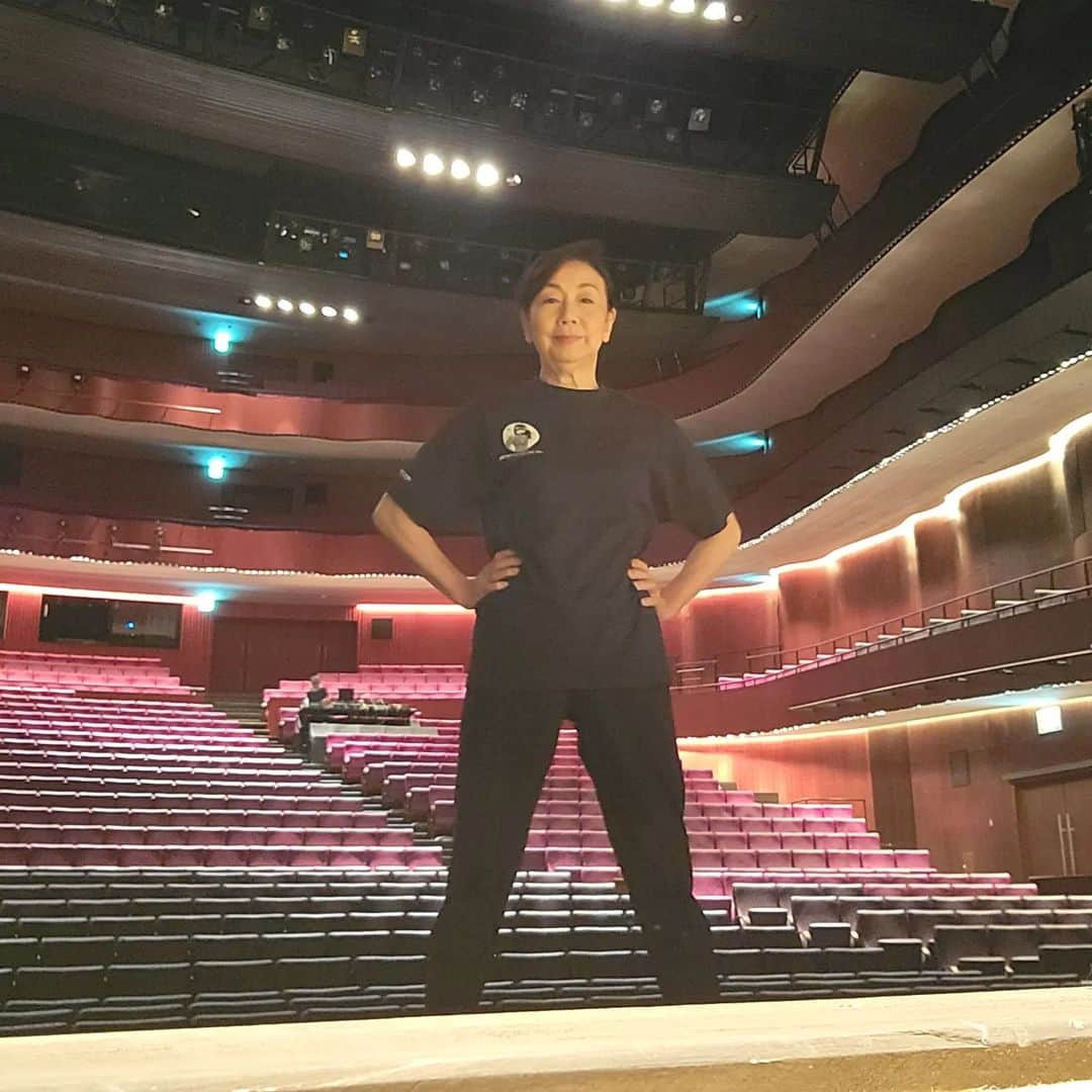 音無美紀子さんのインスタグラム写真 - (音無美紀子Instagram)「「風を打つ」まつもと市民劇場公演、２日目。 何年ぶりかな？まつもと市民芸術館、素晴らしい劇場！！ まずはストレッチ、そして、いつものようにラジオ体操第一と第二をしっかりやってウォーミングアップ👍 昨日の夜の部といい、今日の昼の部といい、笑って、泣いて、たくさんの拍手、ブラボーの声まで、、、本当に熱心にご観劇頂き、有り難かったです。 さあて、 次の公演地、長野市に向かいます。 日中は暑いけど、日が落ちるとひんやりするこの季節、 風邪ひかないようにしないとね。  #まつもと市民劇場 #まつもと市芸術館 #風を打つ #Dear Angelのガーゼ生地のロングシャツ」5月30日 18時57分 - mikikootonashi