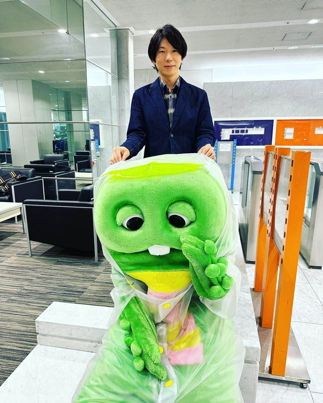 古市憲寿さんのインスタグラム写真 - (古市憲寿Instagram)「そうそう、ガチャピンに遭遇できました。レインコートをかけた元気なガチャピン。 #イット #ガチャピン」5月30日 18時57分 - poe1985