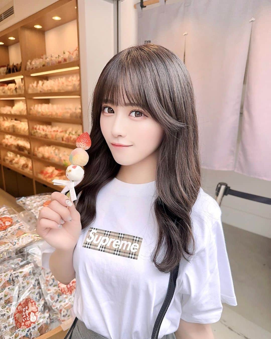 のインスタグラム：「🍡🌸  京都の団子屋さん  インスタで調べてたところで気になってて行けて嬉しい⸜ ♡ ⸝  #京都 #京都グルメ #京都ランチ #京都観光 #京都駅 #京都旅行 #京都旅 #supreme #supremeburberry #burberry #tシャツコーデ」