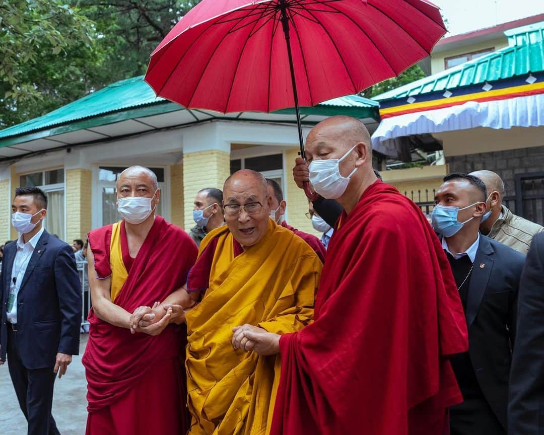 ダライ・ラマ14世のインスタグラム：「HHDL sharing wisdom with Tibetan youth during his teachings at the Main Tibetan Temple in Dharamsala, HP, India on May 30, 2023. #dalailama #buddhism #compassion #tibetan」