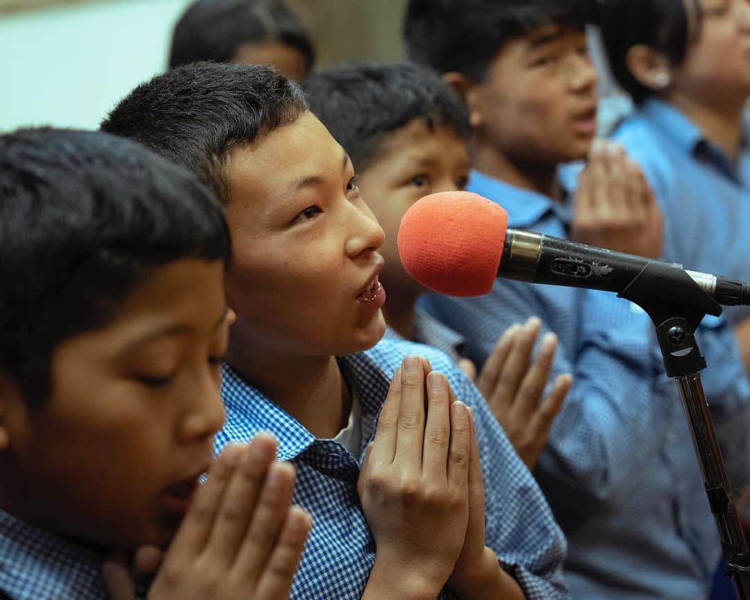 ダライ・ラマ14世さんのインスタグラム写真 - (ダライ・ラマ14世Instagram)「HHDL sharing wisdom with Tibetan youth during his teachings at the Main Tibetan Temple in Dharamsala, HP, India on May 30, 2023. #dalailama #buddhism #compassion #tibetan」5月30日 18時58分 - dalailama