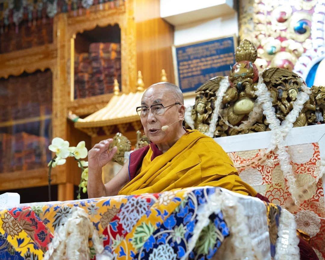 ダライ・ラマ14世さんのインスタグラム写真 - (ダライ・ラマ14世Instagram)「HHDL sharing wisdom with Tibetan youth during his teachings at the Main Tibetan Temple in Dharamsala, HP, India on May 30, 2023. #dalailama #buddhism #compassion #tibetan」5月30日 18時58分 - dalailama