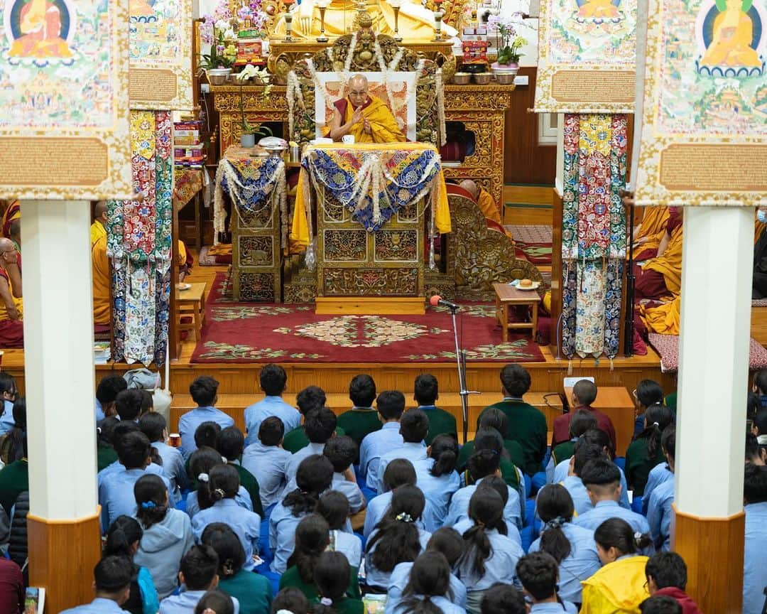 ダライ・ラマ14世さんのインスタグラム写真 - (ダライ・ラマ14世Instagram)「HHDL sharing wisdom with Tibetan youth during his teachings at the Main Tibetan Temple in Dharamsala, HP, India on May 30, 2023. #dalailama #buddhism #compassion #tibetan」5月30日 18時58分 - dalailama