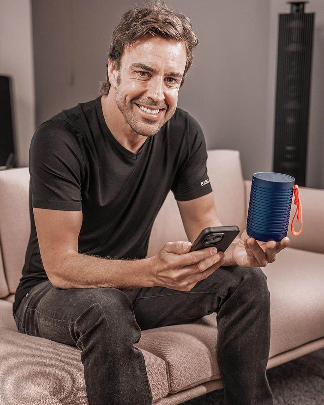 フェルナンド・アロンソのインスタグラム：「We are proud to announce a limited-edition of the Beosound Explore speaker, in collaboration with our global brand ambassador and two-time F1 World Champion Fernando Alonso.    The limited-edition Beosound explore comes in a navy-blue aluminium finish with the contrast of a striking neon red strap. The speaker also features Alonso’s logo and has his lucky number etched on the pin of the speaker’s strap for a personal touch.   Read more about this limited-edition or get your own at the link in bio.  #BangOlufsen」