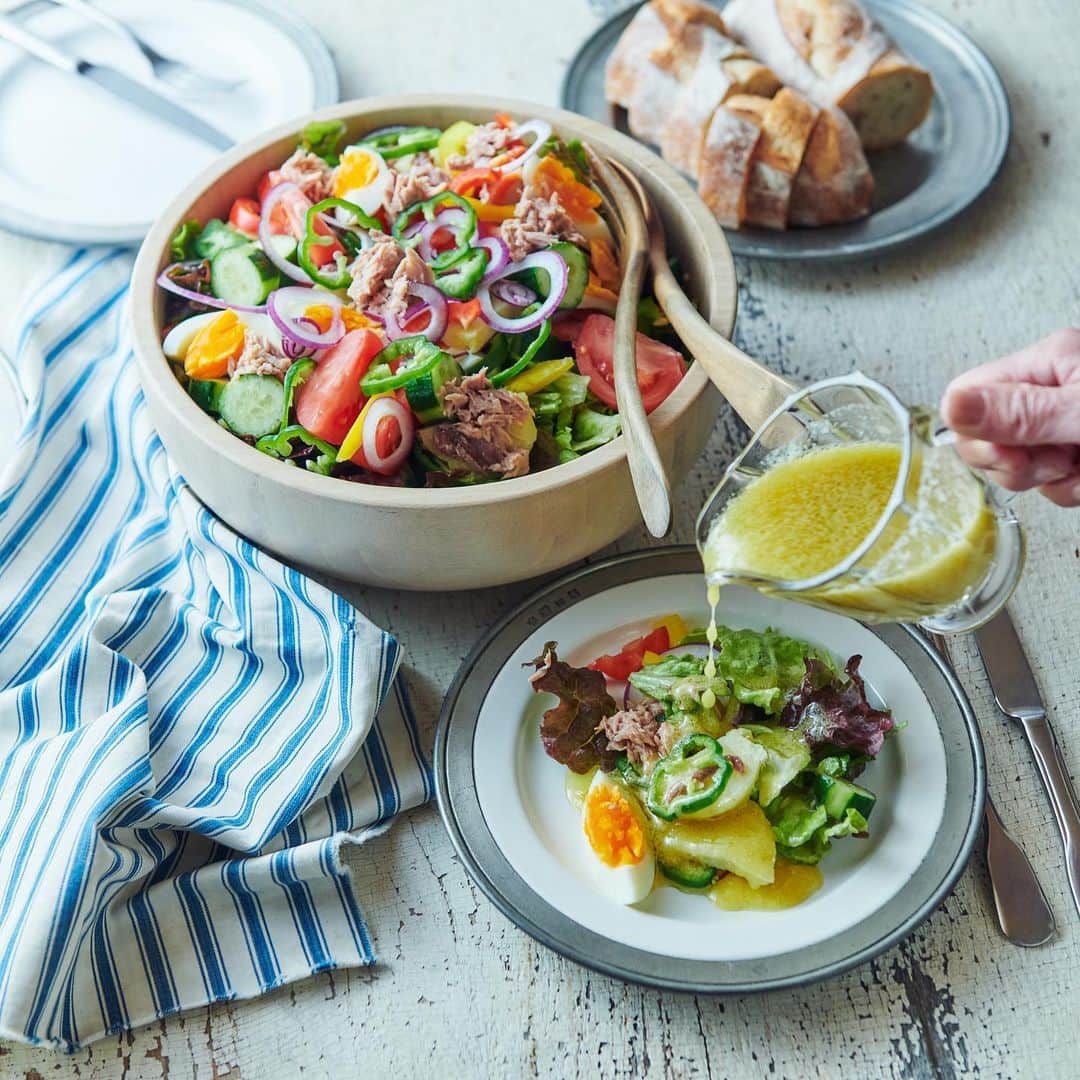 タサン志麻のインスタグラム：「【お詫びと訂正】   『à table SHIMA』をご愛読いただき、誠にありがとうございます。 vol.02 夏号にて、内容に誤りがありました。   ●訂正箇所 P19  「サラダニーソワーズ」のドレッシングの分量とつくり方に誤りがありました。 正しくは　酢・・・大さじ２　が入ります。   読者の皆さまに謹んでお詫び申し上げ、ここに訂正いたします。   à table SHIMA編集部」