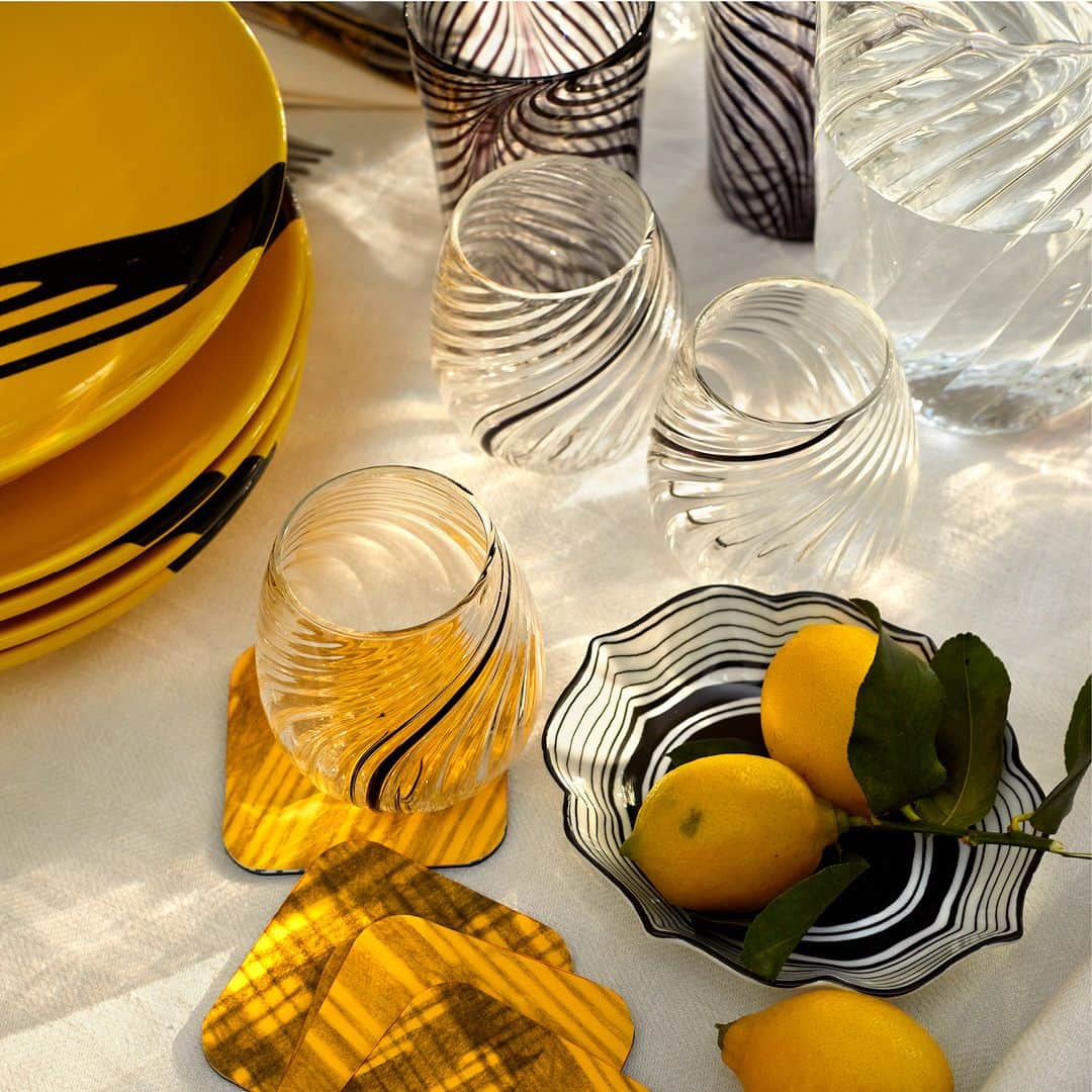 ディプティックのインスタグラム：「In one smooth move… …the summer table comes together: the tablecloth laid, the glasses and dishes filled. For a lunch in the shade of Mediterranean trees.  #diptyqueparis #diptyque #summertable」