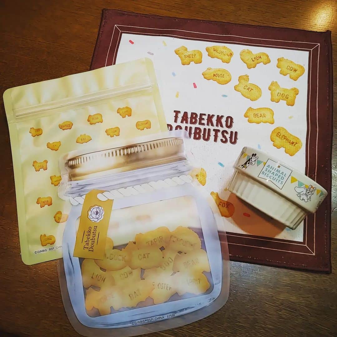東山奈央のインスタグラム：「ワルキューレの相方のぞみるに影響を受けて、私もたべっ子どうぶつにハマっちゃいまして……  ファミマで初めての一番くじを回しちゃいました🍪😆✨  なんと！景品の絵柄が選べるんです！うれし～！ 私はクッキーの形がとにかく好きで、クッキー柄を選びましたっ！😌  ジッパーバッグ可愛すぎる～～😳  #たべっ子どうぶつ」