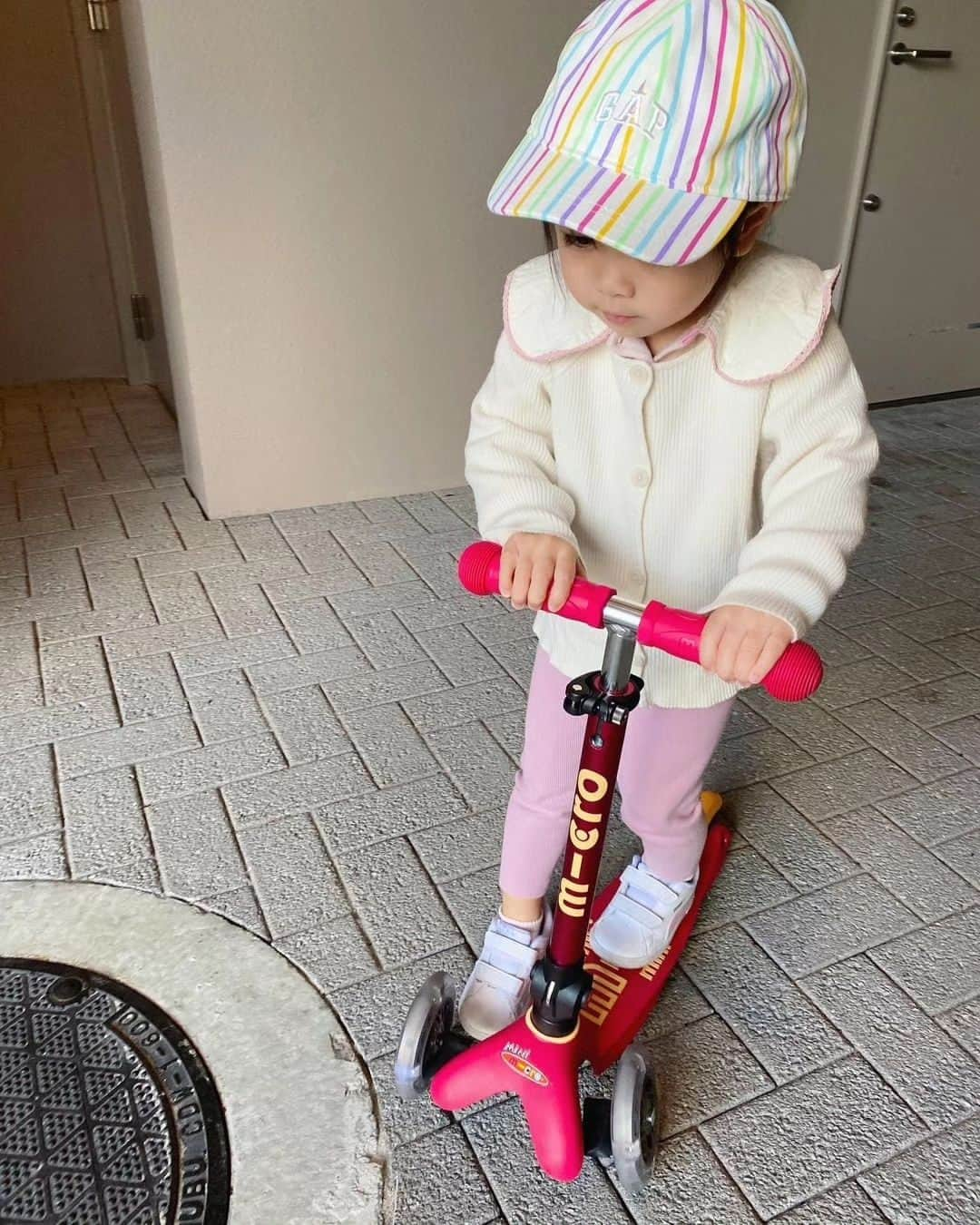 microscooters_japanのインスタグラム：「.⁡ あったかくなってきたので⁡ お外遊びが増えてきたよ👧🏻✌️⁡ 最近は休日は公園とかコンビニに⁡ 基本スクーターで行くように🛴⁡ 慎重派なので進むのゆっくりやけど（笑）⁡ 本人もスクーターでの移動が楽しいみたい🫶⁡ ⁡ @microscooters_japan の⁡ ミニ マイクロ 折りたたみ デラックス LEDは⁡ 折りたためて収納に場所を取らないのがすごくいい☺️⁡ 普段は玄関の棚にいれてる✌️⁡ ⁡ ⁡ -----------------------------------⁡ ⁡ @thisiskoharuuuu さんに⁡ #ミニマイクロ折りたたみデラックスLED　をお使いいただきました❤⁡ ありがとうございます✨⁡ ⁡ ミニマイクロ折りたたみデラックスLEDは、2歳からお使いいただける⁡ 室内でも外でも遊べるキックボード👦👧✨⁡ ⁡ ワンタッチで簡単に折りたたむことができるので⁡ 持ち運び、収納がとっても便利💕⁡ ⁡ お子様本人が体重移動をすることで簡単に方向転換をすることができ⁡ 走ると光るLEDタイヤ付きで走るたびルンルンウキウキ🎵⁡ ⁡ タイヤ部分のLEDは電池、充電必要ないので⁡ とても便利です🔋🙅❕⁡ ⁡ 暗い場所でもどこにいるかすぐに分かるので⁡ 保護者の方も安心です😊⁡ ⁡ ブレーキもついているから⁡ 安心してお使いいただくことができます💛⁡ ⁡ 楽しく乗れてバランス感覚、運動神経を鍛えることができる⁡ マイクロスクーターのミニマイクロ折りたたみデラックスLEDで⁡ 楽しく遊ばせてみませんか？👧🧑💕⁡ ⁡ 商品の詳細、購入、お問い合わせはプロフィールのリンクをclick👆⁡ ⁡ ⁡ ⁡ ⁡ #マイクロスクーター #マイクロキックボード #マイクロミニ折りたたみ #3歳児 #3歳誕生日プレゼント #誕生日プレゼント #プレゼント#キックボード #キックスクーター #子育て #キッズスクーター #スクーター#外遊び #キャンプ #公園遊び #お外遊び #アウトドア #子どものいる生活 #ママスタグラム」