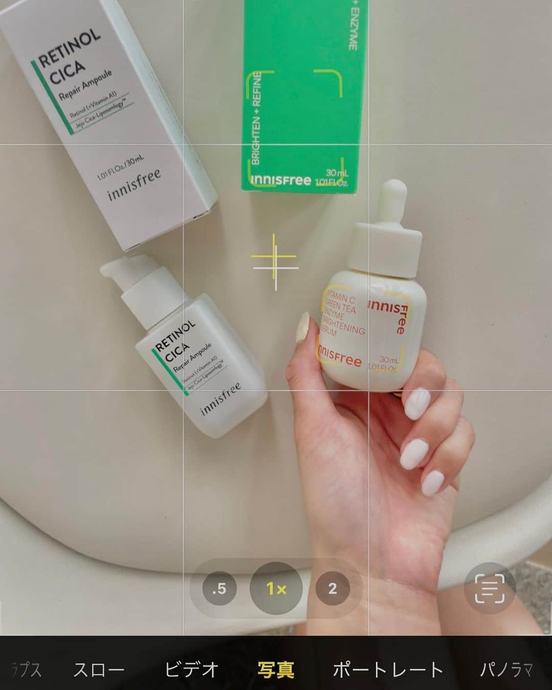 のインスタグラム：「レチノールでバズったinnisfreeから新作のビタミンC美容液が出たよ🍋ベタつかないし、角質ケアもしてくれるので肌がモチモチになるよ！グルタチオン、ナイアシンアミドも配合されてて間違いない！朝はビタミン、夜はレチノールで最強スキンケア！！  ＜おすすめの使い方＞ 🌞朝：ビタCグリーンティーエンザイムブライトセラム 🌜夜：レチノール シカ リペア セラム  #innisfree #イニスフリー #朝ビタ夜レチ #Qoo10 #PR」