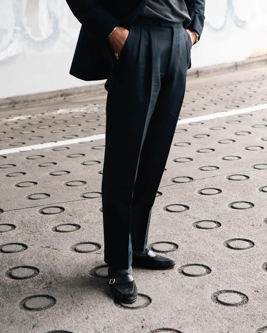 高田朋佳さんのインスタグラム写真 - (高田朋佳Instagram)「Elegance in simple style. 夜に @sanpellegrino_official さんのディナーパーティーにご招待頂いた日。 @dormeuil1842 のsuper brioでオーダーしたスーツで艶っぽく。  #elegance #simplicity #suitstyle」5月30日 19時09分 - tomoyoshi_takada