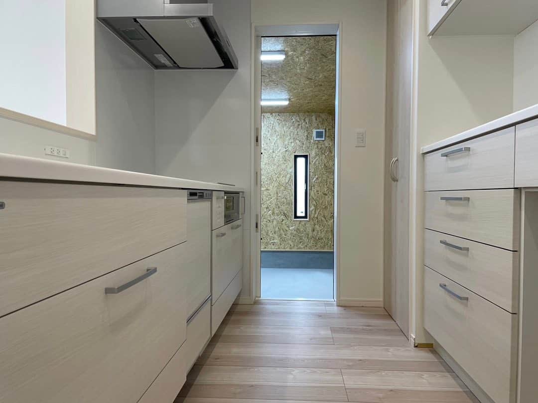 ヒヨシケンセツのインスタグラム：「こんにちは〜(*´∀｀*) ジメジメに負けず… 頑張っていきましょー‼︎ ＊ ＊ #hiyoshiスタイル12棟目 #ジブンハウスhiyoshiエディション ＊ ＊ 完成写真〜(*´∀｀*) 写真①②③キッチンまわり 勝手口からはガレージ直通♡ 重たい買い物後も楽チン〜‼︎ ＊ 写真④玄関 収納もたっぷり〜(*´∀｀*) 写真⑤お手洗い 写真⑥2階のお部屋 アクセントクロスで可愛く‼︎ ＊ ＊ ＊ #島根 #益田 #益田市 #工務店 #陽吉建設 #ヒヨシケンセツ #注文住宅 #FPの家 #高気密高断熱 #ジブンハウス #ジブンハウスhiyoshi #新築 #マイホーム #家づくり #家はスマホで買う時代 #デザイン #オシャレ #間取り#暮らしを楽しむ #収納 #断熱材 #現場 #完成見学会 #アクセントクロス #内装 #丁寧な暮らし #快適な暮らし #シンプルホーム」