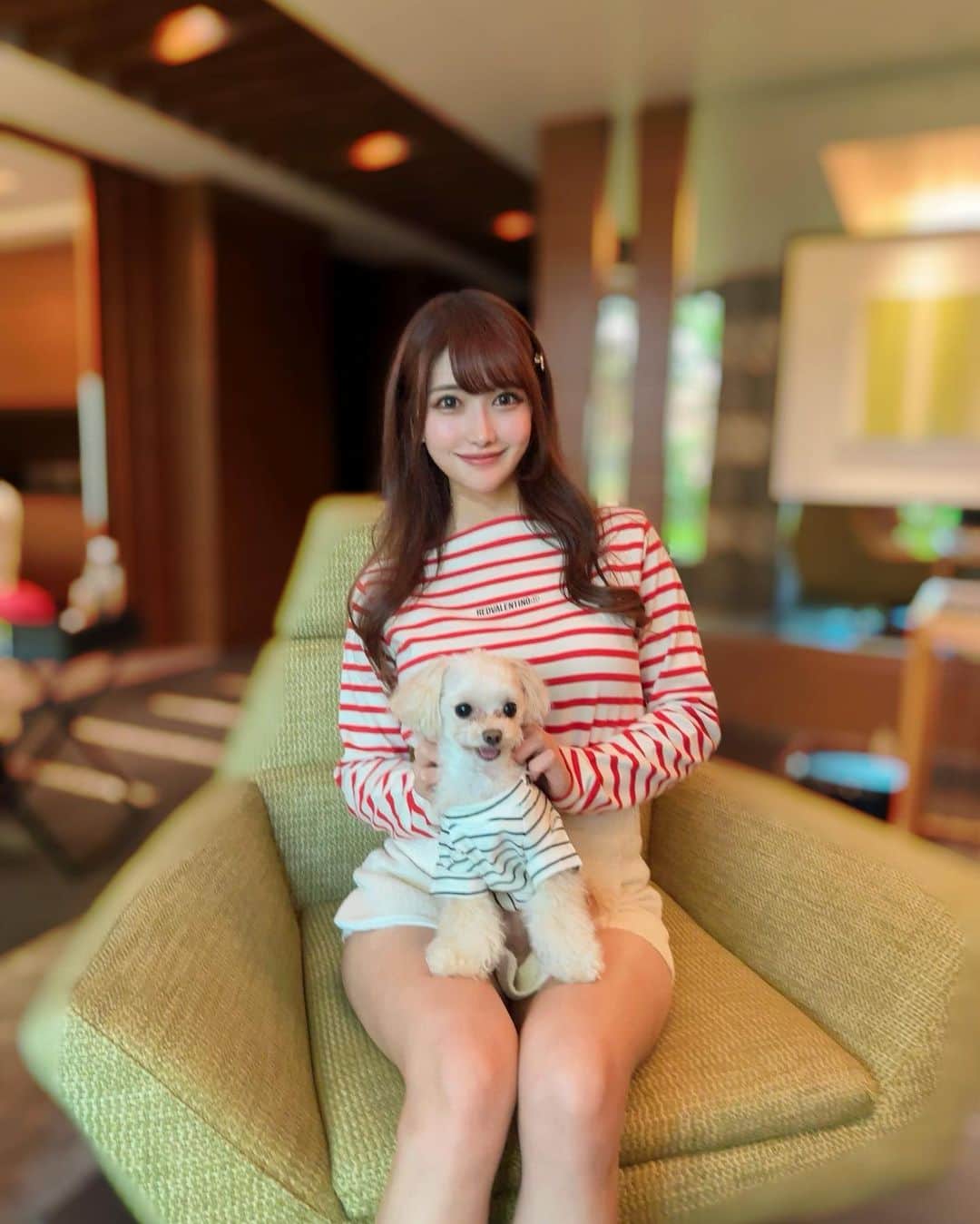 のインスタグラム：「. ボーダーTでシミラールック🐶❤️ . どんな表情のきなちゃまもかわいい🫶🏻 特に3枚目のちょっとブレてるのがお気に入り🤣💕 . 対して私の表情は全部同じ。。🤣 . . #チワプー#ちわぷー#チワプー男の子#愛犬#愛犬家#いぬすたぐらむ#いぬのいる暮らし#ootd#fashion#redvalentino#mylove」