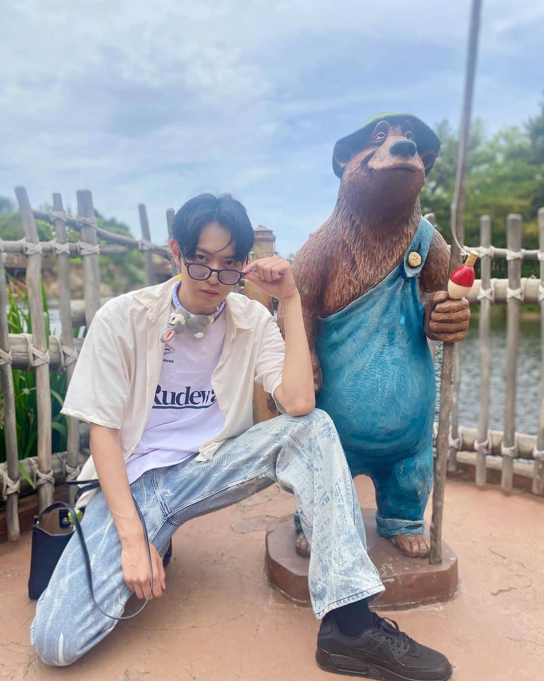 のインスタグラム：「ごきプから頂いたエアマックス履いて ディズニー行ってきたー！ ありがとうー！エアマックス履き心地良すぎ！！！  俺さフラダンスやってるから スティッチの魅惑のチキルーム3回もリピしちゃった🌺　 あそこは休憩に最適だよね プチハワイ気分なれてよかた  みんなはどのアトラクションが好き？ またディズニーでミーグリやりたいね！  #ディズニー#ディズニーランド#ディズニーコーデ」