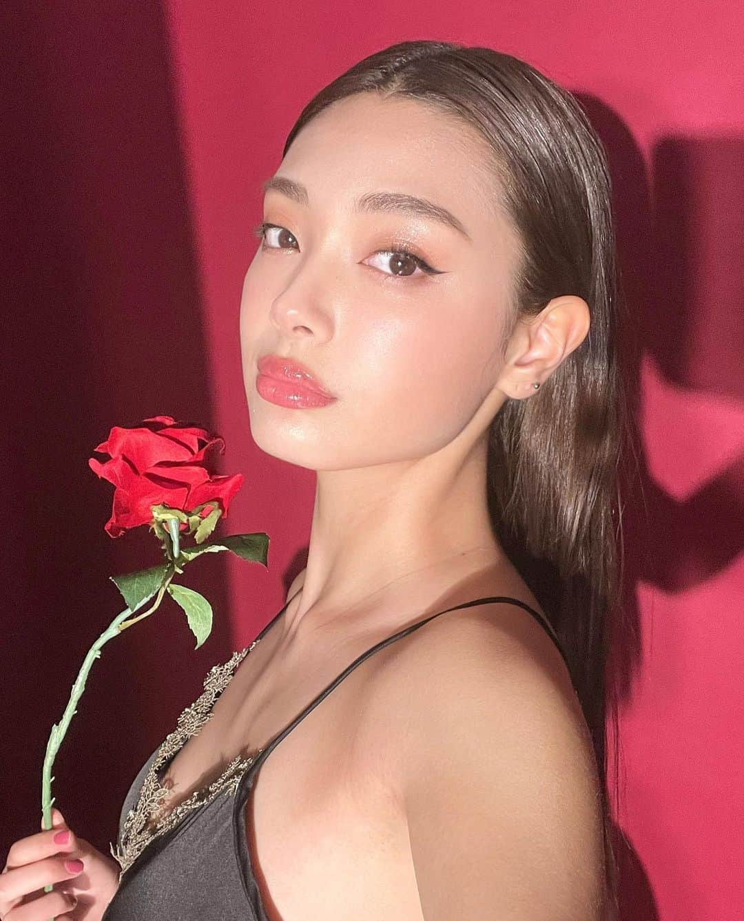RIANのインスタグラム：「薔薇が綺麗すぎて一緒に投稿させていただきました 🌹❤️  The Rose Is so beautiful I had to post with It 🌹❤️  #CYBERJAPAN  #CJD_RIAN #rose #model」